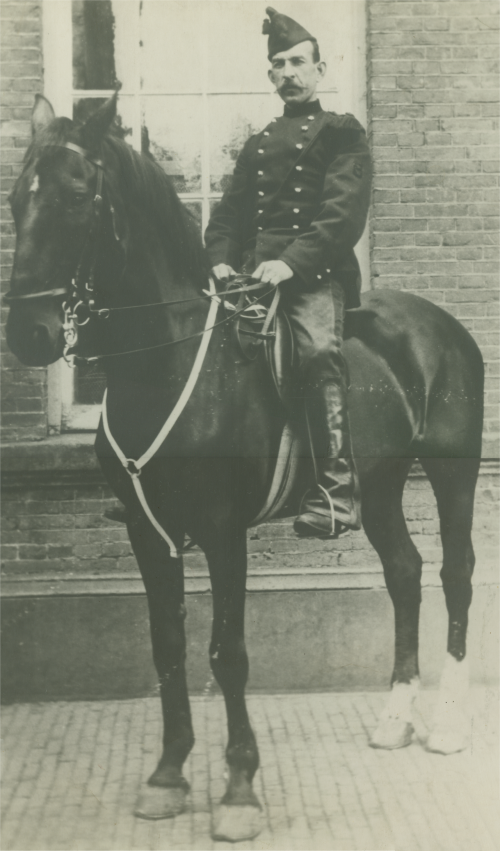 Opa Sodderland te paard als beredenpolitie